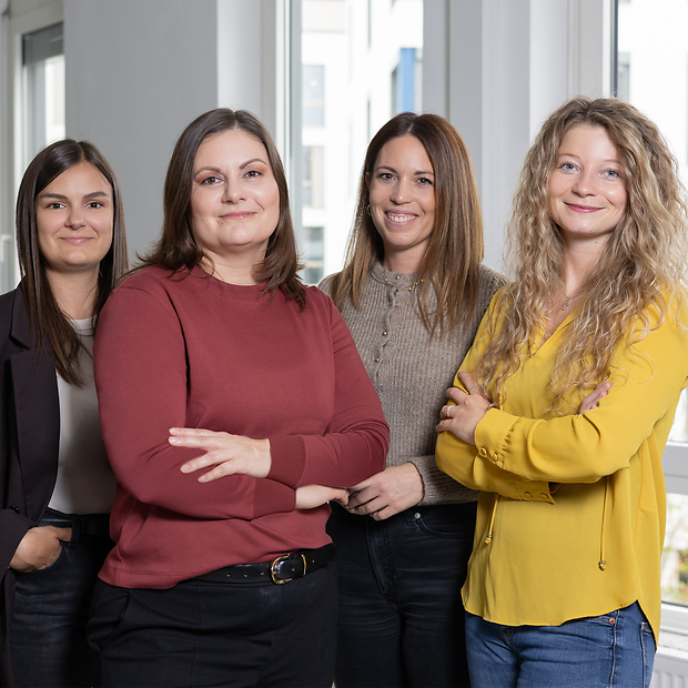 Das Studteam der KV RLP Vier junge Frauen, nebeneinander stehend vor Fenster, lächeln in die Kamera