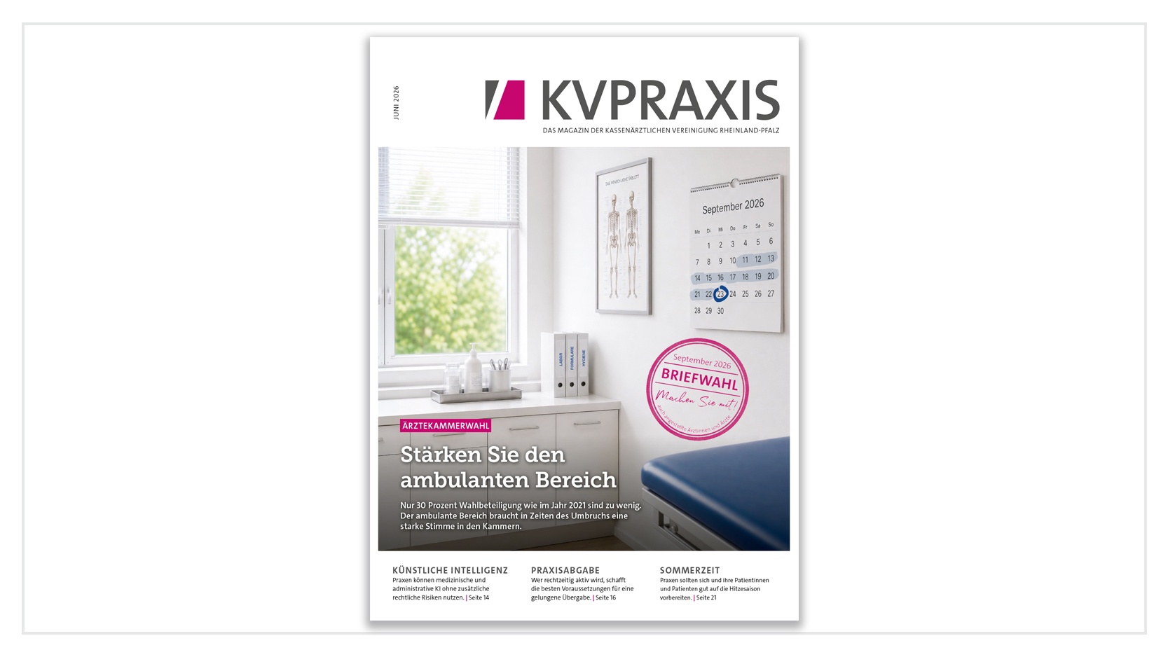 Das Bild zeigt einen Teil eines Raums einer Arztpraxis. An der Wand hängt ein Plakat eines menschlichen Skeletts sowie ein Kalender mit Datum September 2026. Man sieht ein Fenster mit halb geöffneter Jalousie sowie ein Sideboard, auf dem Ordner und medizinisches Besteck abgelegt sind.
