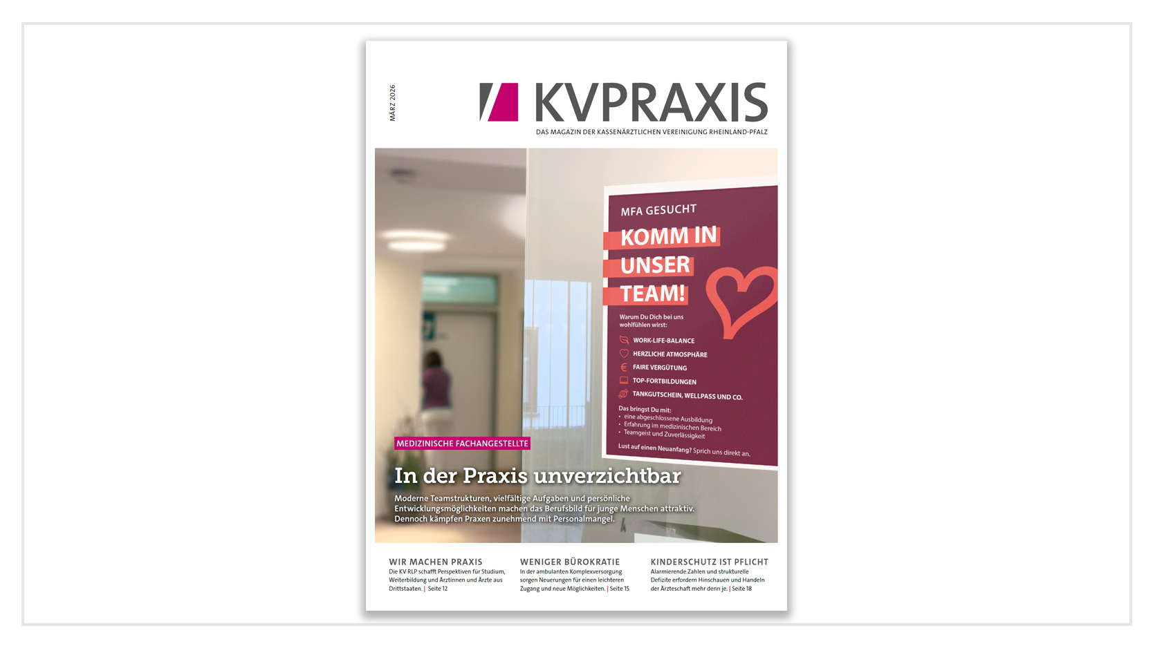 In einer Praxis hängt ein Stellengesuch für eine MFA mit dem Titel "Komm in unser Team".