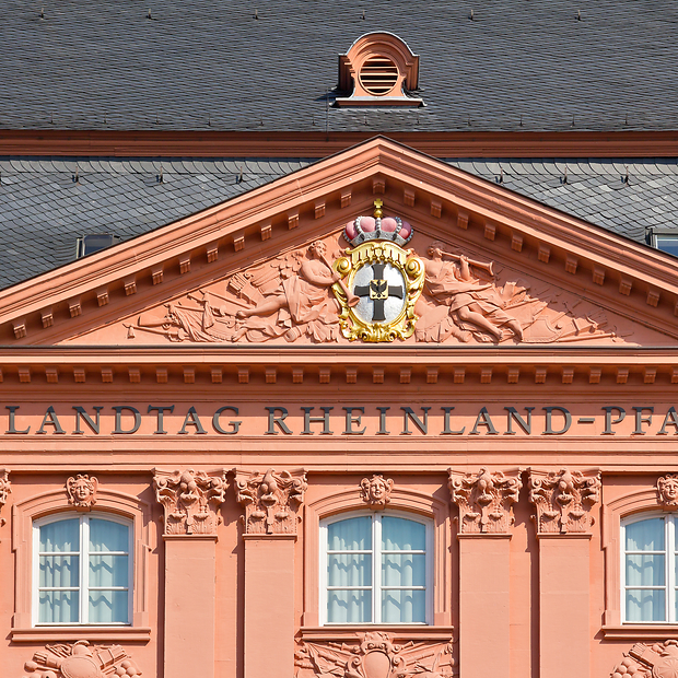 Landtag Rheinland-Pfalz Gebäude des Landtags von Rheinland-Pfalz, obere Außenansicht