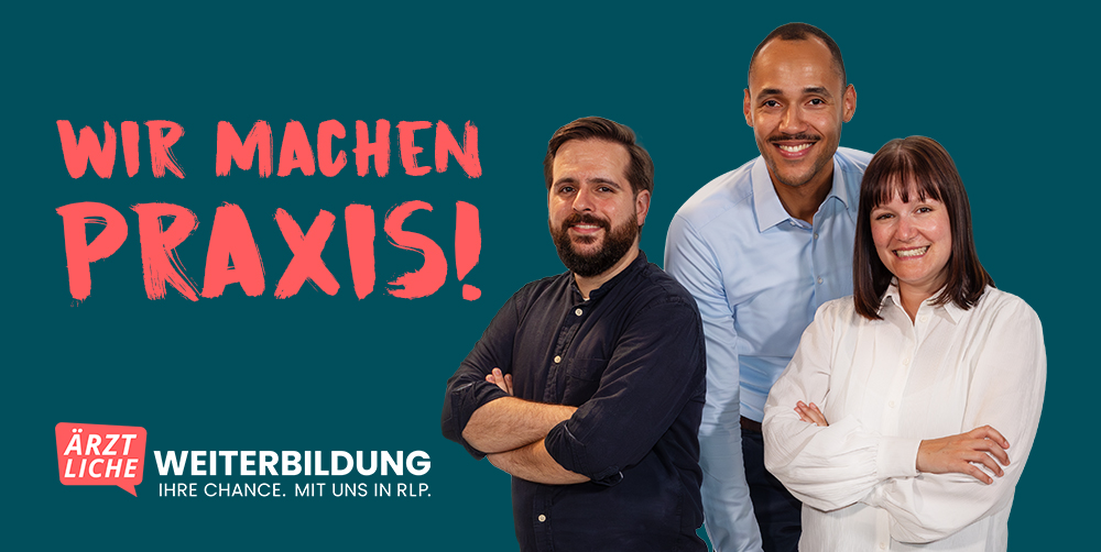 3 junge Leute, 1 Frau, 2 Männer, lächelnd, stehend, legere Kleidung, mit Text wir machen Praxis