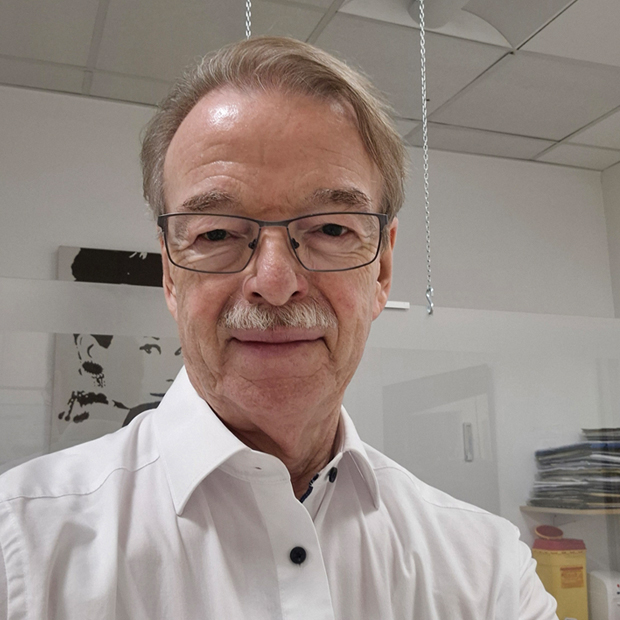 Joachim Courtial Älterer Herr mit Brille und Schnurrbart blickt freundlich in Kamera.