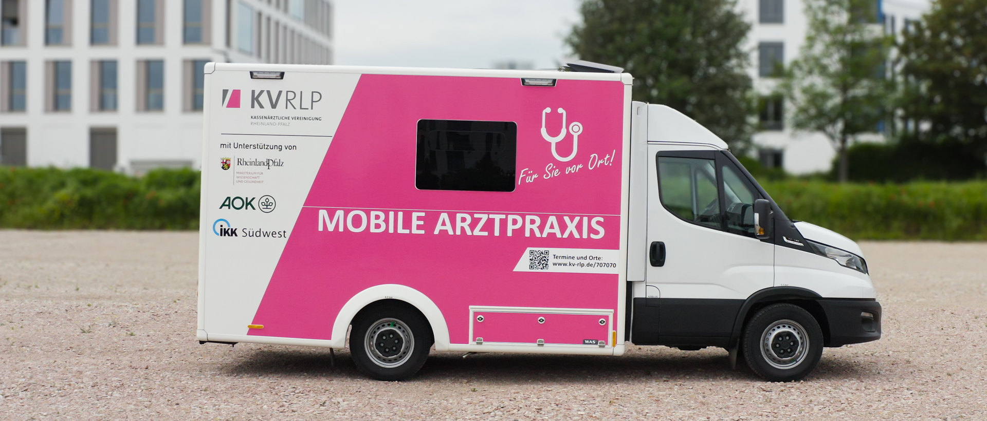 Mobile Arztpraxis, seitliche Außenansicht Außenansicht eines Transporters mit Kastenaufbau mit Schriftzug mobile Arztpraxis