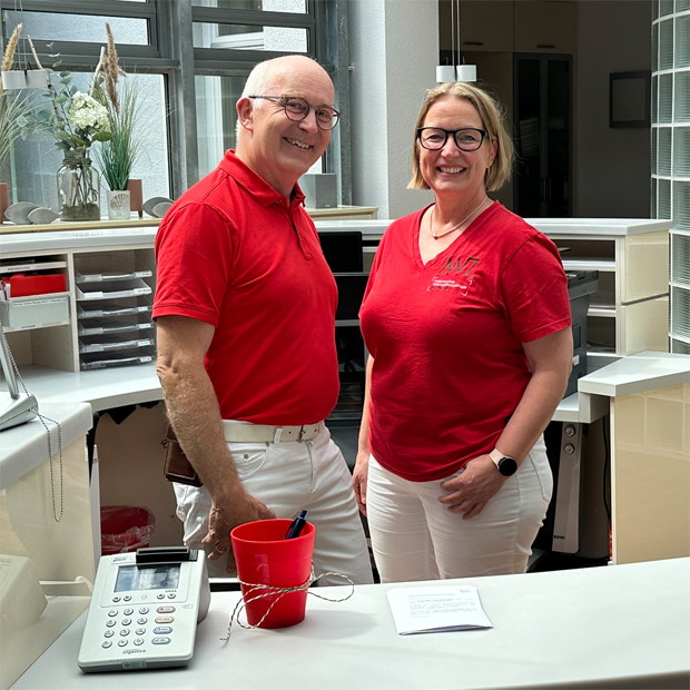 Dr. Markus Wallraven und Dr. Claudia Hesse Arzt und Ärztin mittleren Alters und Brille, stehend, lächelnd, er mit Halbglatze, sie mit Bobfrisur