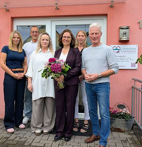 Neue Hausärztin in Ochtendung Vier Frauen mittleren Alters und zwei ältere Herren schauen, für ein Gruppenbild, in die Kamera.
