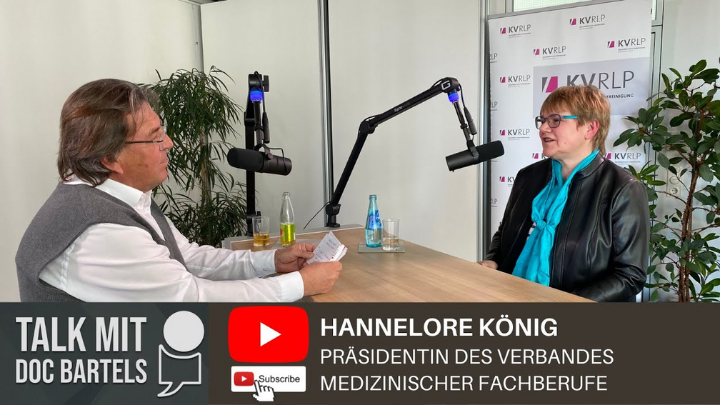 YouTube öffnen und Video starten: Medizinische Fachangestellte sind gefrustet | MFA-Präsidentin König beim Talk mit Doc Bartels