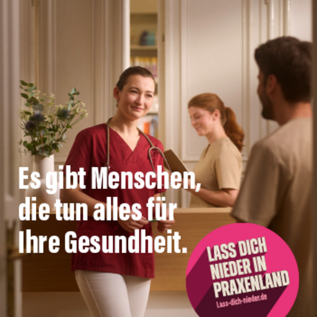Es gibt Menschen, die tun alles für Ihre Gesundheit. Lass dich nieder in #Praxenland. Empfangstheke in Praxis, junge Frau in Arztkleidung, stehend, lächelt einen Patienten an.