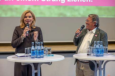 Julia Klöckner und Dr. Andreas Bartels Julia Klöckner und Dr. Andreas Bartels im Dialog auf der Bühne an Stehtischen