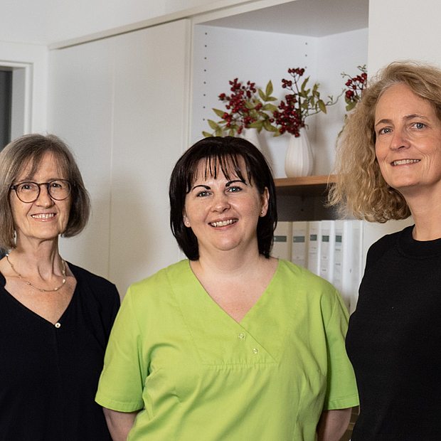 Dr. Ulrike Beuter, Nadja Krutsch und Dr. Hedi Kühn-Becker (v.r.) 3 Frauen mittleren Alters, alle mit mittellangen Haaren, in legerer und Praxiskleidung, lächelnd