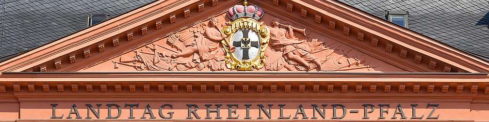 Landtag Rheinland-Pfalz Gebäude des Landtags von Rheinland-Pfalz, obere Außenansicht