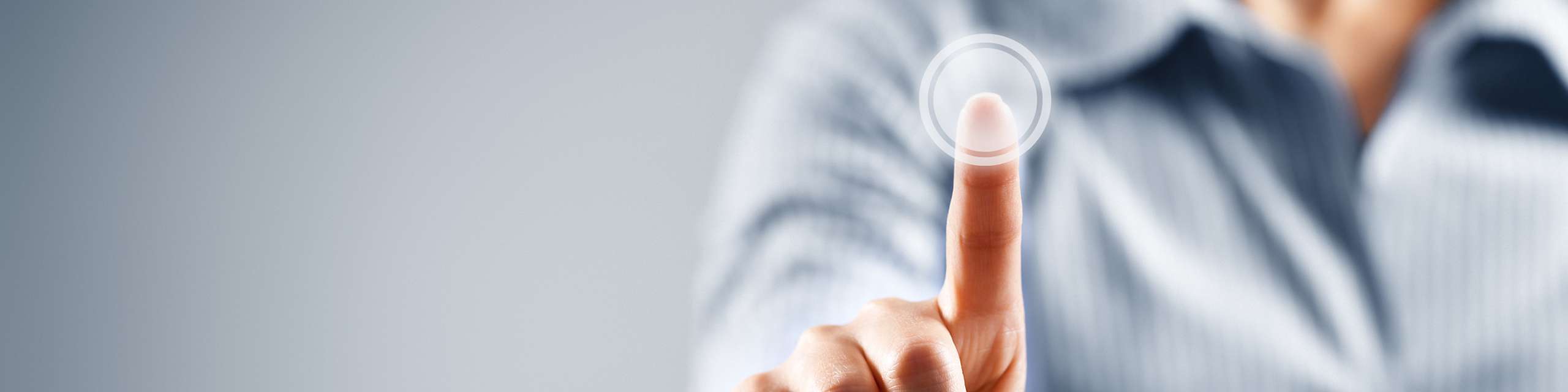 Finger einer Geschäftsfrau, der auf Touchsreen drückt