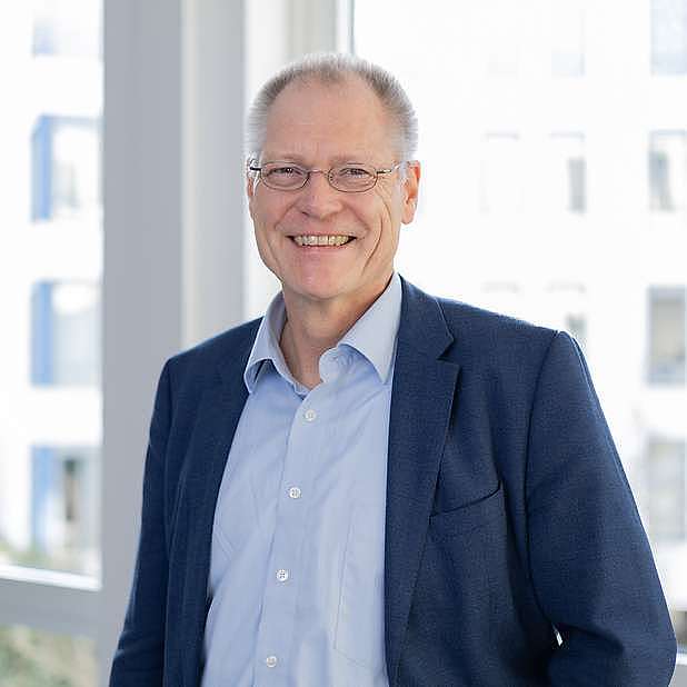 Jürgen Mutsch Portrait von Jürgen Mutsch: höheres Alter, kurze Haare, Halbglatze, Brille. Er lächelt in die Kamera