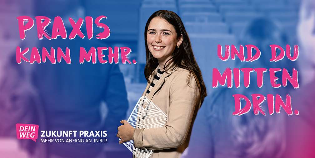 junge Frau lächelnd, Tablet unterm Arm, legere Kleidung, Text Praxis kann mehr. Und du mittendrin.