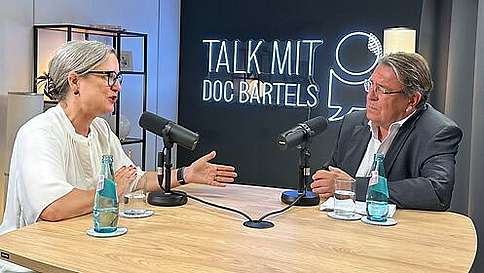 Prof. Dr. Irit Nachtigall (c) TmDB Dr. Andreas Bartels und Prof. Dr. Irit Nachtigall sitzend am Hochtisch im Studio.