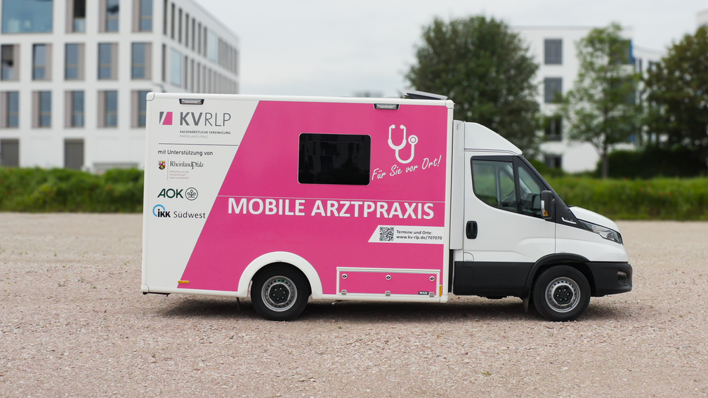 Außenansicht eines Transporters mit Kastenaufbau mit Schriftzug mobile Arztpraxis