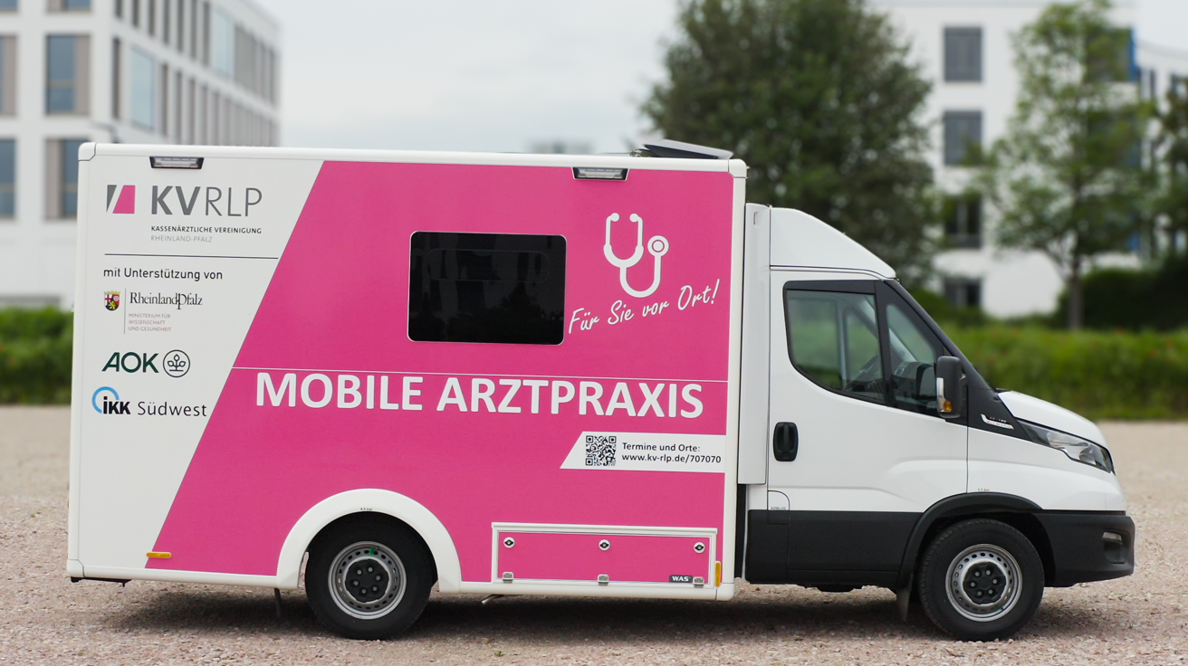 Außenansicht eines Transporters mit Kastenaufbau mit Schriftzug mobile Arztpraxis