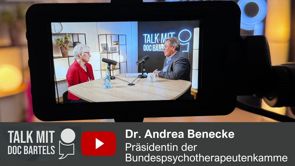 YouTube öffnen und Video starten: Psychotherapie in der Krise – Was läuft schief? | BPtK-Präsidentin Benecke bei Doc Bartels